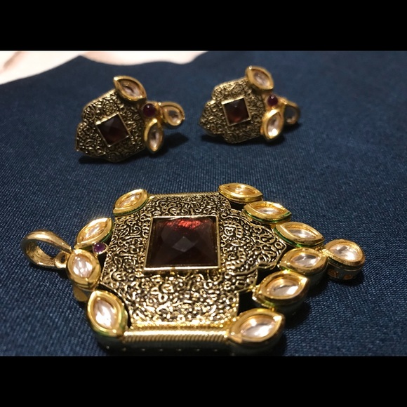 Kundan broad pendent with earring - Picture 5 of 5